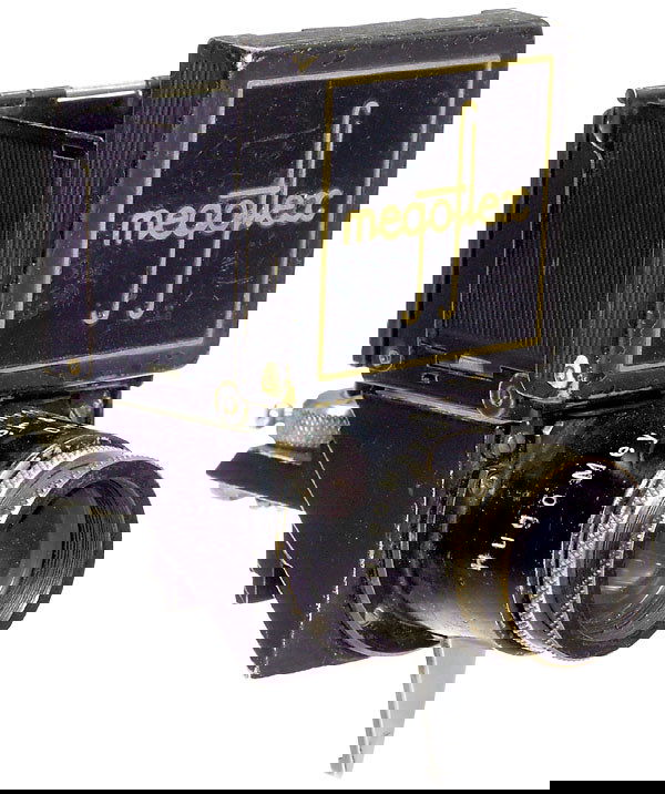 Reflex Finder Meyer Megoflex for Leica, um 1932: Hugo Meyer & Co., Görlitz, Nr. 1123, seltenes Zubehör. Reflex finder "Megoflex" for Leica, rare accessory.