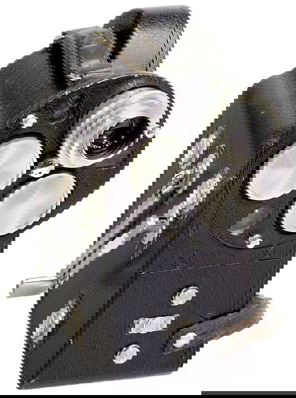 French Movie Camera ETM P16, um 1947: GIC, Frankreich, 16-mm-Filmkamera für 30-m-Tages-lichtspulen. Antrieb durch Federwerk 8-64 B/s oder Handkurbel. Revolverkopf für 3 Objektive gekoppelt mit Newton-Sucher. 1 Objektiv: Berthiot 1:1,9/2