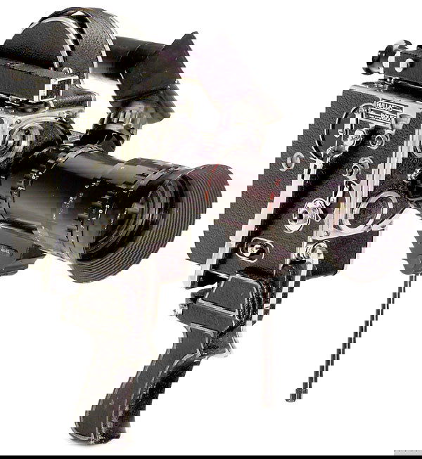 Movie Camera Paillard Bolex H16, um 1960: Paillard, Schweiz. Für 30 m Film auf Tageslichtspulen. Antrieb durch Federwerk 8-64 B/s. Objektivrevolver. Zoom-Objektiv Berthiot Pan-Cinor 1:2/17-85 mm. Das ausgespiegelte Bild und die große Sucher