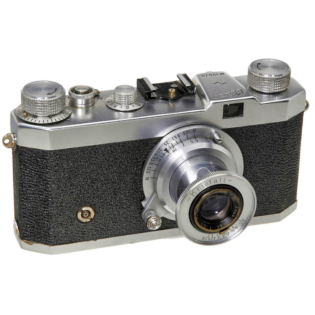 Kristall Standard, c. 1950: Kristall Standard, c. 1950 Chinaglia, Italy. No. 12672, shutter B, 1/20-1/1000, with screw-mount M39 "Kristall" Krinar-Anastigmat 3,5/50 mm and camera case, shutter working. Rare Leica copy! Kristall