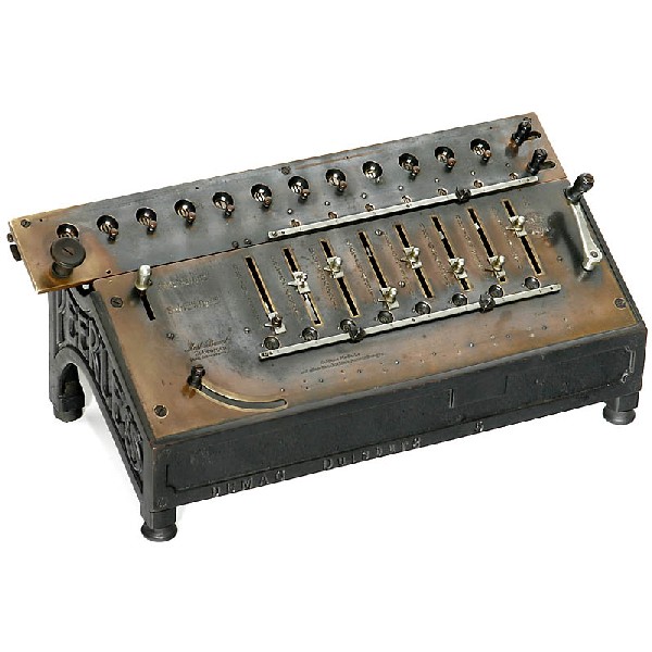 "Peerless", 1904: "Peerless", 1904 4-species German stepped drum calculator by "Math. Bäuerle. St. Georgen"/Black Forest. Serial no. 3342. - Rare and early collector's item. Deutsche Beschreibung: "Peerless", 1904 Vie