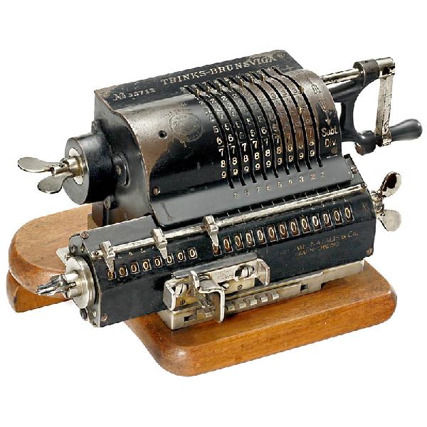 "Brunsviga Mod. B", c. 1910: "Brunsviga Mod. B", c. 1910 Good condition. Deutsche Beschreibung: "Brunsviga Mod. B", um 1910 Deutsche Sprossenradmaschine. 9-, 13- bzw. 8-stellige Zählwerke. Große Flügelschraubenlöschungen. Ser