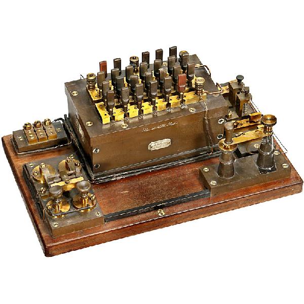 Wheatstone Bridge "Siemens & Halske", c. 1890: Wheatstone Bridge "Siemens & Halske", c. 1890 Resistance measuring station, bakelite base on mahogany socket, with brass contacts, switches and 2 morse keys, engraved "Siemens & Halske, Berlin", size: