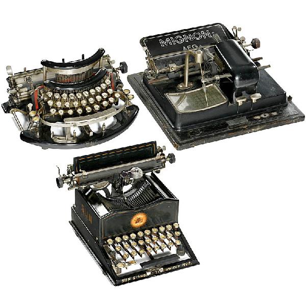 3 Typewriters: 3 Typewriters 1) Imperial Mod. B, 1908. Attractively designed British typewriter, with shifts on both sides. Tin cover. (3/2) - 2) "Mignon Mod. 3", 1913. (4/4) - And: 3) "Sun Standard Typewriter No. 2