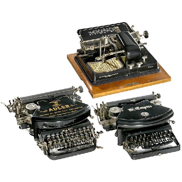 3 Typewriters: 3 Typewriters 1) "The Empire", 1895. (3/2) - 2) "Adler No. 7", 1897. (2/4) - And: 3) "Mignon Mod. 4", 1923. German index machine. With wooden case. (3/3) Deutsche Beschreibung: 3 Schreibmaschinen 1) "