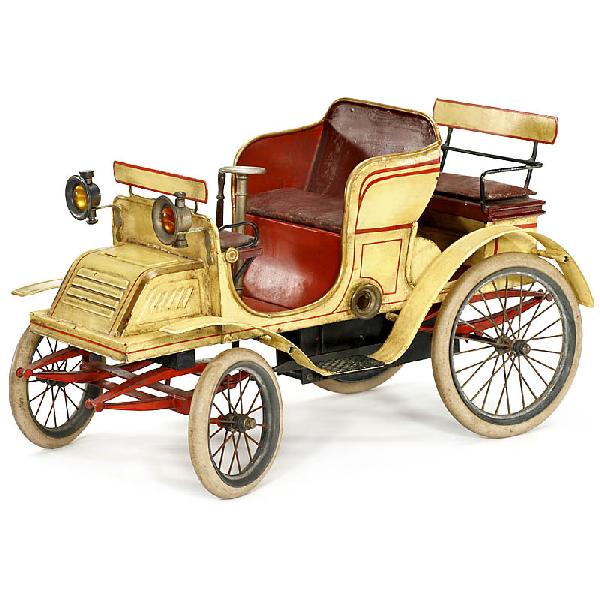 Large Tin Toy Phaeton (Vis-à-Vis) "Bing", 1902: Large Tin Toy Phaeton (Vis-à-Vis) "Bing", 1902 Hand-painted tin-toy car, 6-seater with clockwork motor (working), automatic steering and pneumatic horn, hand brake, moleskin-covered seats, spoked whe