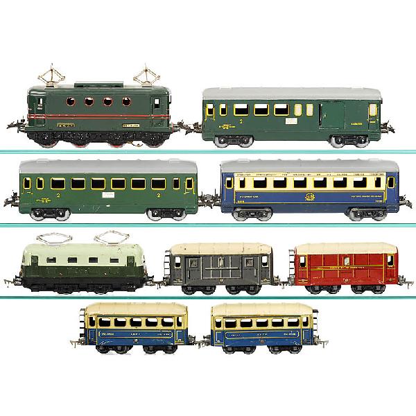 2 French Passenger Train Sets (Gauge 0): 2 French Passenger Train Sets (Gauge 0) 1) Electric locomotive "JEP no. 6057" with 2 Pullman wagons and 2 post/carriage wagons. - And: 2) Electric locomotive "Hornby, Paris no. 8051" with 3 boogie pas