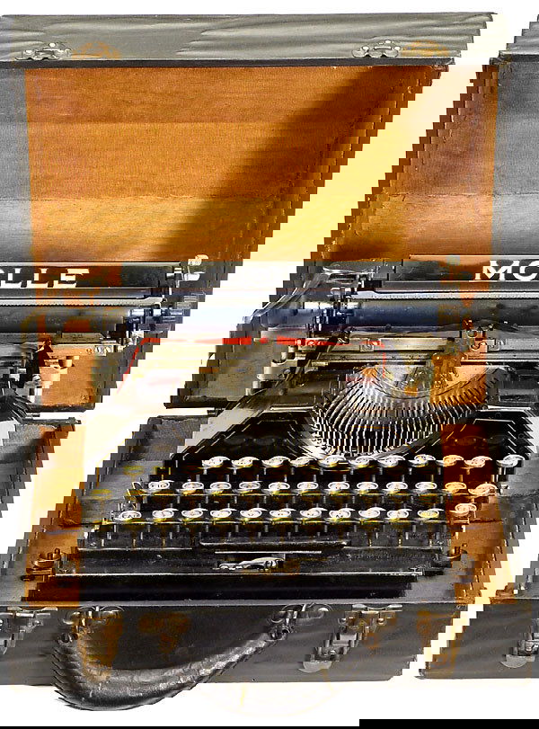 Typewriter "Molle No. 3", 1918 Schreibmaschine: Molle No. 3, 1918 Formschöne amerikanische Typenhebelmaschine. Mit Koffer. - Literatur: Martin, 1949, S. 281. Molle No. 3, 1918, in good condition.
