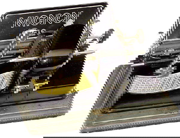 2 Typewriters "Oliver No. 11" and "Mignon Mod. 3": "Oliver No. 11" und "Mignon Mod. 3" 1) "Oliver No. 11", 1922. Relativ gut erhaltenes Exemplar dieser populären amerikanischen Typenhebel-Schreibmaschine. - Literatur: Martin, 1949, S. 152. (3/2) - Un