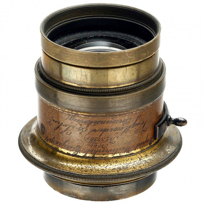 Rapid-Weitwinkel-Euryscop V No. 00, 14.11.1889: Rapid-Weitwinkel-Euryscop V No. 00, 14.11.1889 Voigtländer & Sohn, Braunschweig. No. 37261, brass lens, iris stop, height 2 1/4 in., Ø 1 1/2 in., small crack on front component. - Literature: Hartmu