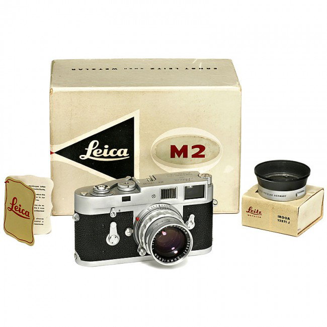 Leica M2 with Summicron 2/50 mm, 1960: Leica M2 with Summicron 2/50 mm, 1960 Leitz, Wetzlar. 1) Leica M2, no. M2-1011091, with self-timer. With fitting tag, body cap, case, instructions and box. Dent in baseplate. (3+/2) - And: 2) Summicro