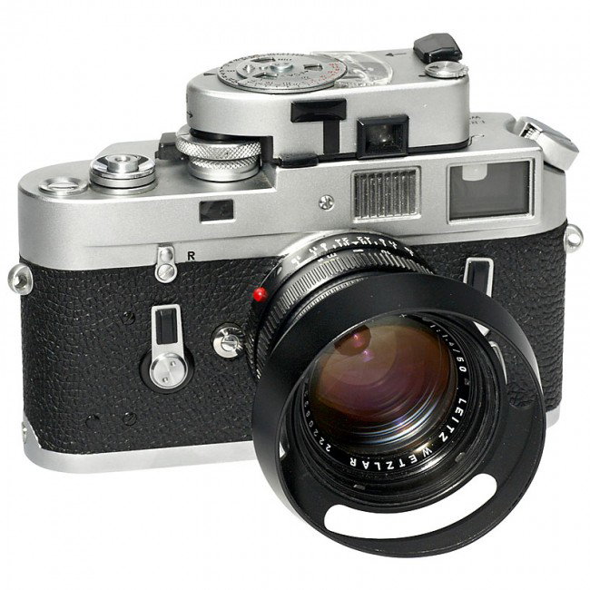 Leica M4 with Summilux, 1968: Leica M4 with Summilux, 1968 Leitz, Wetzlar. No. M4-1210820, silver chrome, slow speeds stuck. Beautiful Summilux 1,4/50 mm, no. 2220833, black, with lens hood 12586. With Leica-Meter MR-4, chrome, an