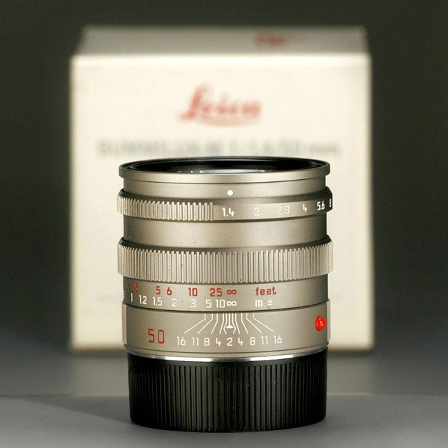 Leitz Summilux-M 1,4/50 mm, Titan, 1995: Leitz Summilux-M 1,4/50 mm, Titan, 1995 Leica, Solms. No. 3675603, titanium finish, telescopic lens hood, black matte lacquer in lens hood with some spots, otherwise like new. Complete with both lens 