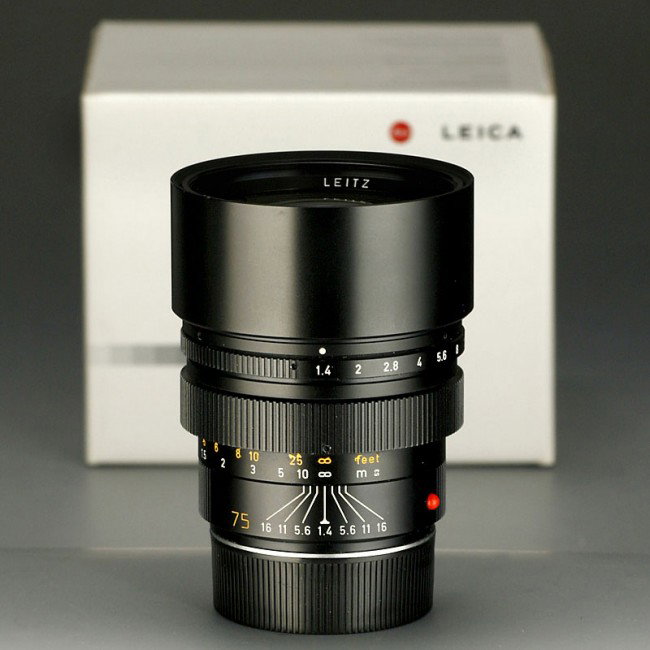 Leitz Summilux-M 1,4/75 mm, 1982: Leitz Summilux-M 1,4/75 mm, 1982 Leica, Solms. No. 3225172, black, telescopic lens hood. Complete with both lens caps, soft-leather case and box. Leitz Summilux-M 1,4/75 mm, 1982 Leica, Solms. Nr. 322