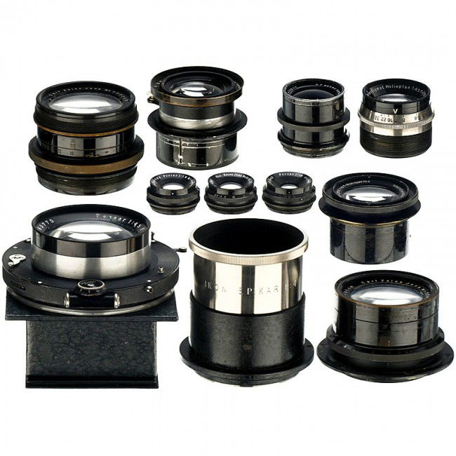 11 Lenses from Germany: 11 Lenses from Germany 1) Zeiss. Tessar 4,5/30 cm, no. 765775, Compound (stuck). - 2-3) Zeiss. 2 x Apo-Tessar 9/45 cm, no. 980069 and 3043132, 1 x with connection ring. - 4) Zeiss. Projection lens Iko