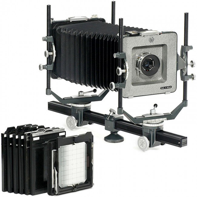 Super Cambo 9 x 12: Super Cambo 9 x 12 Cambo, Netherlands. Monorail camera, with Angulon 6,8/90 mm, long shutter speed stuck, 2 focusing screen backs (various), 6 double cassettes, 3 lens boards, large aluminum case. Sup