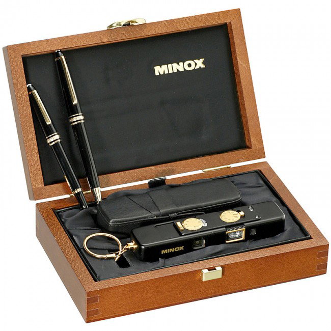Minox LX Edition 2000: Minox LX Edition 2000 Minox, Gießen. No. 2603543. Sales no. 60677. Set with wooden casket. Black/golden edition. Like new! Minox LX Edition 2000 Schwarz-goldene Edition von Minox, Gießen. Nr. 260354