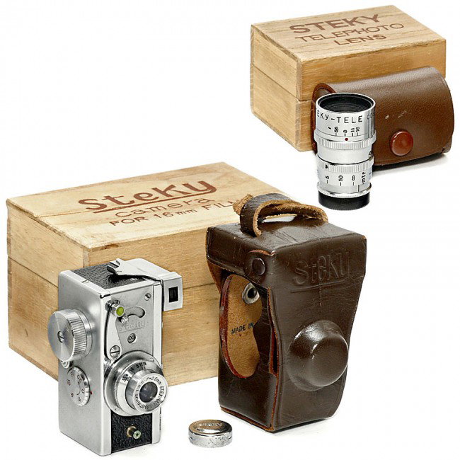 Steky IIIB, c. 1955: Steky IIIB, c. 1955 Riken Optical, Tokyo, Japan. Steky, Model IIIB, 16mm subminiature camera, size 10 x 14 mm, Stekinar 3,5/2,5 cm, shutter 1/25-1/100 sec., with case, lens cap and wooden box. - And: 