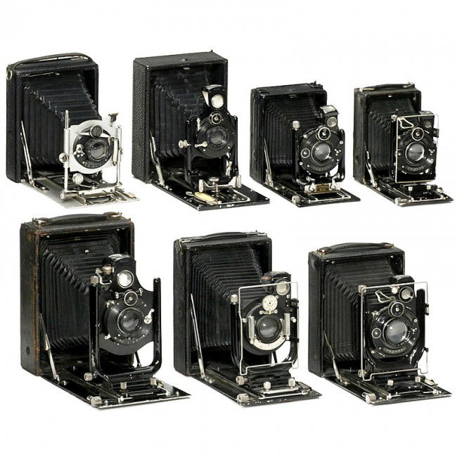 7 Plate Cameras: 7 Plate Cameras 1) Dr. Krügener, Bockenheim/Frankfurt. Helvetia 9 x 12 cm, c. 1900, Extra-Rapid-Aplanat in Delta. (3/2-) - 2) Zeiss Ikon. Ica Trona 110, c. 1927, 6 x 9 cm, Dominar 4,5/10,5 cm in Comp