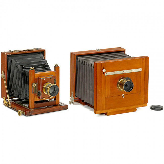 2 Field Cameras: 2 Field Cameras 1) Rochester Optical Co., USA. New Model View, 6,5 x 8,5 in., tropical wood, brown bellows, brass lens R.O. Co. 3, with rotating diaphragm. (3+/3+) - And: 2) Field camera, unmarked, pr