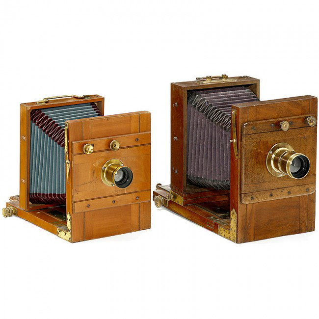 2 Field Cameras: 2 Field Cameras 1) Unmarked field camera, size 13 x 18 cm, tropical wood with brass fittings, unmarked brass lens, iris stop, focusing screen back (without glass), 2 double plate holders. (3/3) - And: