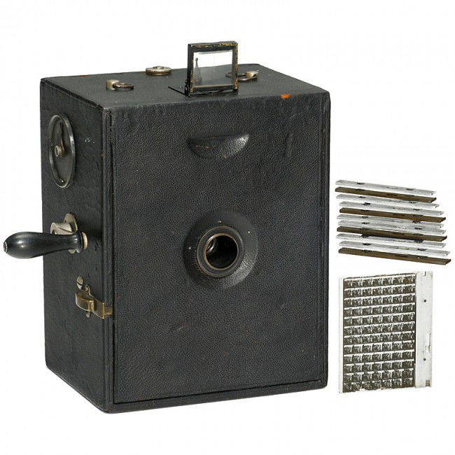 Camera and Projector "Olikos", 1912: Camera and Projector "Olikos", 1912 Society of Cinema Plates, Paris. No. 650, for 90-second movies, uses 18 plates 6,5 x 9 cm, each single frame only 6 x 7 mm, 84 photographs on each plate. "A unique