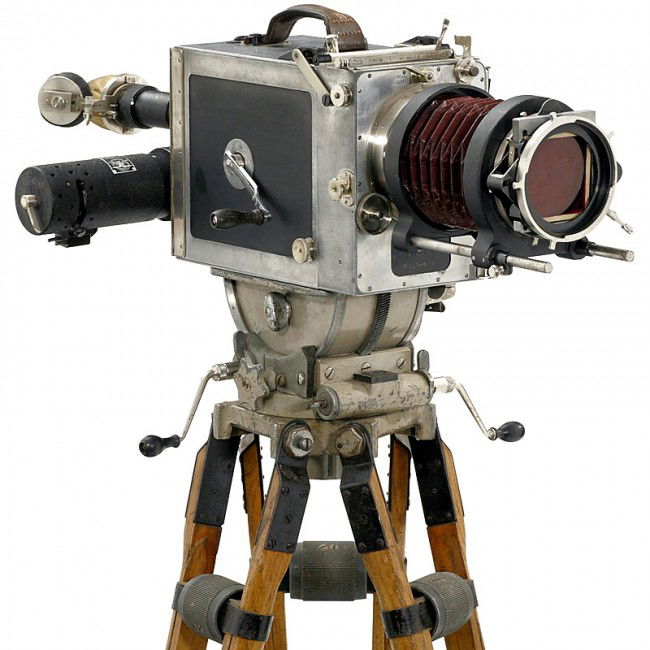 Professional Film Equipment "Debrie, Paris": Professional Film Equipment "Debrie, Paris" Movie camera "Debrie Le Parvo Mod. L", serial no. 5214, for 35mm film in 120m cassettes, with "Zeiss Tessar 1:2/40 mm", "Pan-Tachar 1:1,8/25 mm", "Sonnar 1: