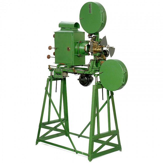 Gaumont vert Movie Projector, c. 1914: Gaumont vert Movie Projector, c. 1914 Gaumont, Paris. 35mm movie projector with Maltese cross, for 500m spools, handcrank drive or Gaumont motor with potentiometer (Gaumont Eclipse). Head with label "