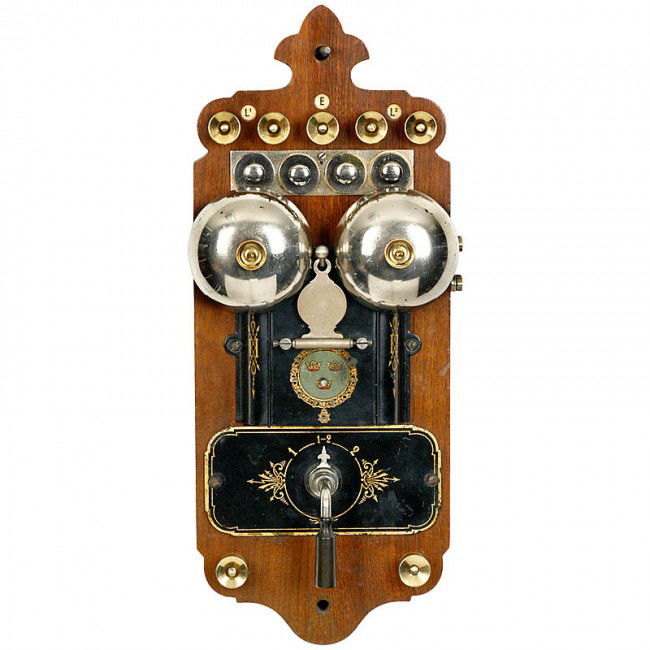 Junction Switch with Bell "L. M. Ericsson", c. 1896: Junction Switch with Bell "L. M. Ericsson", c. 1896 For the connection of two telephones to one line. - Excellent original condition! Zwischenumschalter mit Wecker "L. M. Ericsson", ab 1896 Zum Anschl
