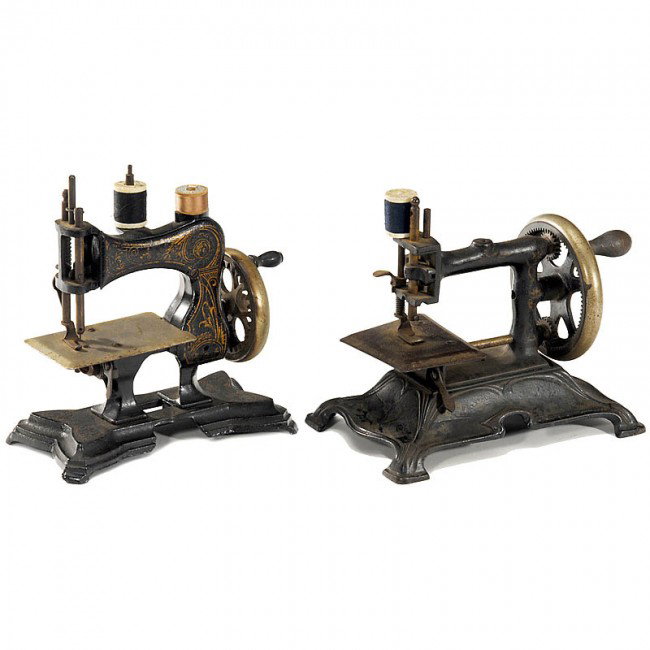 2 Early German Toy Sewing Machines: 2 Early German Toy Sewing Machines 1) Müller No. 15, c. 1925. (3/4) - And: 2) Casige No. 3, c. 1920, by Sieper, Gevelsberg. (3/4) 2 Kinder-Nähmaschinen 1) Müller Nr. 15, um 1925, ohne Garnrollenhal