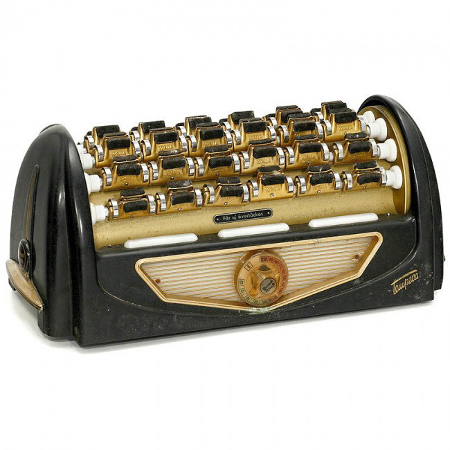 Hot Perm Machine "Wella Tempera", c. 1955: Hot Perm Machine "Wella Tempera", c. 1955 220 V, with 36 detachable clips, bakelite case partly damaged. Heißdauerwellengerät "Wella Tempera", um 1955 220 V, mit 36 abnehmbaren Klammern, Bakelitgeh�
