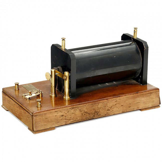 Large Ruhmkorff Induction Coil, c. 1900: Large Ruhmkorff Induction Coil, c. 1900 Manufactured by: "Radiguet & Massiot, Paris", on wooden base, size 12 1/4 x 6 3/4 in. Große Ruhmkorff'sche Induktionsspule, um 1900 Hersteller: "Radiguet & Mas