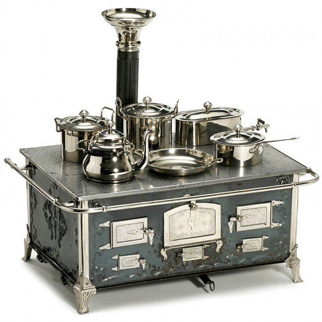 Large Children's Stove by "Märklin (No. 9606N/6)": Large Children's Stove by "Märklin (No. 9606N/6)" Black tin with embossed ornaments, steel plate, metal fittings, protection bar, 2 spirit burners, 6 nickel-plated utensils (2 pots, casserole, water 