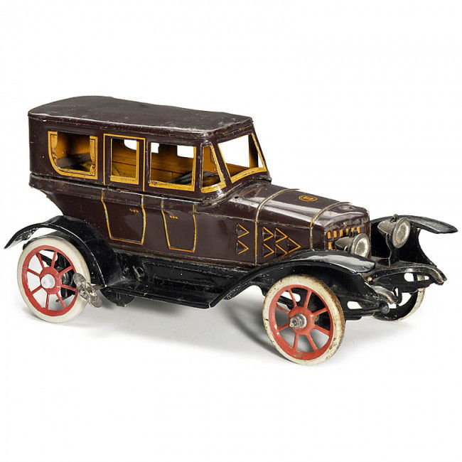Sedan "Günthermann", 1925: Sedan "Günthermann", 1925 German tin toy car by "Siegfried Günthermann", lithographed, clockwork (no spring), length: 8 2/3 in. Limousine "Günthermann", 1925 Lithographiertes Blech, Federwerkantrie