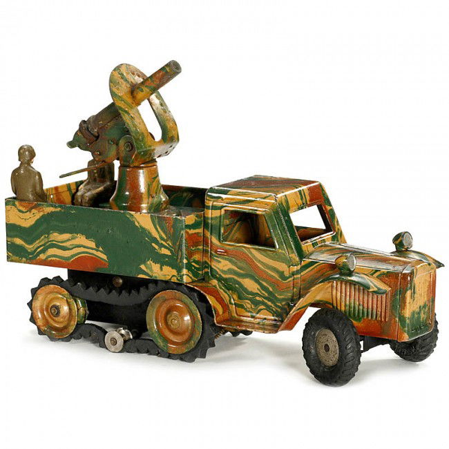 Military Truck with Anti-Aircraft Gun "Märklin" (N: Military Truck with Anti-Aircraft Gun "Märklin" (No. 8194), c. 1935 Tin, camouflage paint, clockwork (working), canon for percussion caps, 2 figures, caterpillar-track (rubber with traces of use), le