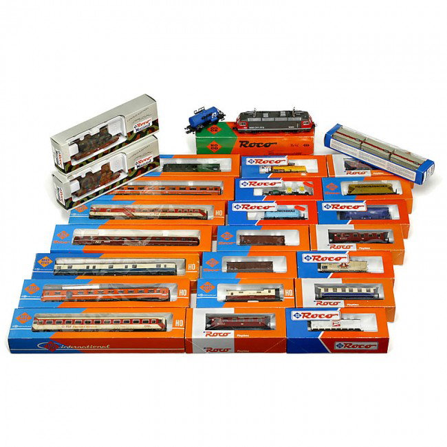 Lot Railway "Roco" (Gauge H0): Lot Railway "Roco" (Gauge H0) Electric locomotive RE 4/4 of the SBB, AC, no. 43921; 10 freight wagons; 2 flat cars with Leopard tanks (limited edition); 1 box with 3 containers; 6 short passenger cars