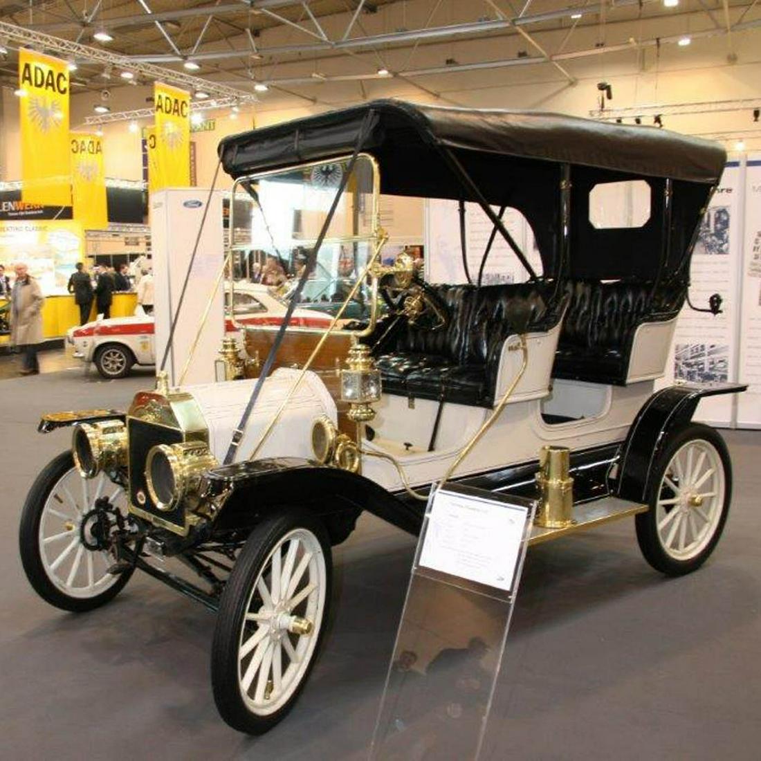 1909 Ford Mod. T "Tourabout" (also called Tourster): Built on April 22, 1909, serial no: 2,550 (body + engine). One of the rarest body styles. Only produced for 1 year. Very early and extraordinarily rare. Convertible model in good running condition! Se