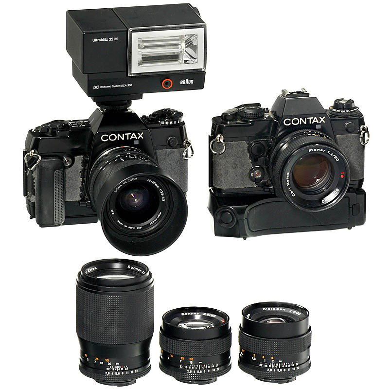 4 Zeiss Lenses for Contax RTS and Accessories: 4 Zeiss Lenses for Contax RTS and Accessories Carl Zeiss, Oberkochen/Kyocera, Japan. 1) Distagon 2,8/28 mm T. (3/2) - 2) Planar 1,4/50 mm T. (3-/2) - 3) Sonnar 2,8/85 mm T, Germany. (3/2) - 4) Sonnar 
