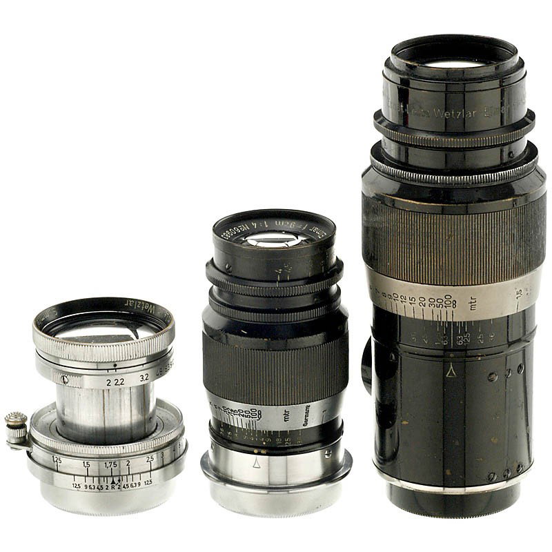 3 Screw-Mount Leica Lenses: 3 Screw-Mount Leica Lenses Leitz, Wetzlar. 1) Summitar 2/5 cm, no. 507598, 1939, aperture setting stiff. With lens caps. (3/3-) - 2) Elmar 4/9 cm¸ no. 609831, small scratch on front lens. With lens c