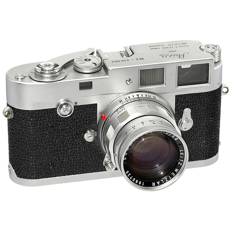 Leica M2 with Summicron 2/50 mm, 1958: Leica M2 with Summicron 2/50 mm, 1958 Leitz, Wetzlar. 1) M2, no. 936054, early model with rewind knob, without self-timer, mini dent on cover plate. (3-/3) - 2) Summicron 2/50 mm, no. 1886720, nice co