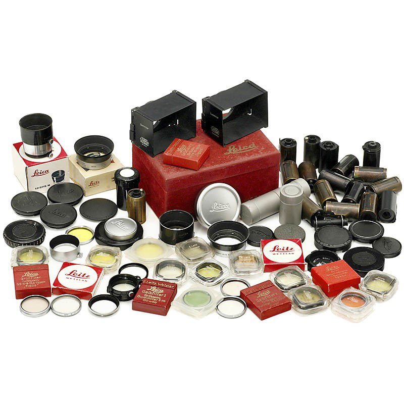 Leica Accessories: Leica Accessories Leitz, Wetzlar. 1) 7 lens hoods: 2 x SOOPD, FIKUS, FOOKH, 2 x IROOA, early ITOOY, 3 boxes. - 2) 25 mostly different filters, partly with box. - 3) 14 lens and body caps. - 4) 20 meta