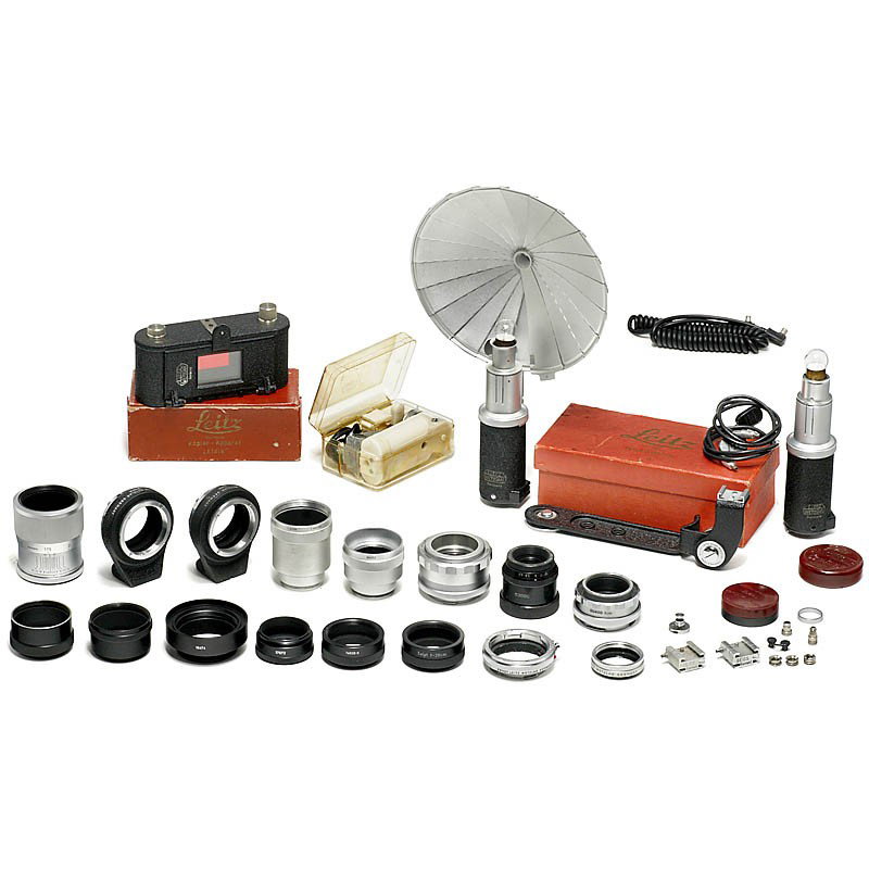 Leica Accessories: Leica Accessories Leitz, Wetzlar. 1-2) 2 x CEYOO, flash units, cables, box (one reflector missing). - 3) CTOOM, angle flash bracket. - 4) DEOOC, Chico flash unit, with DFHOO angle bracket. - 5-6) Geis