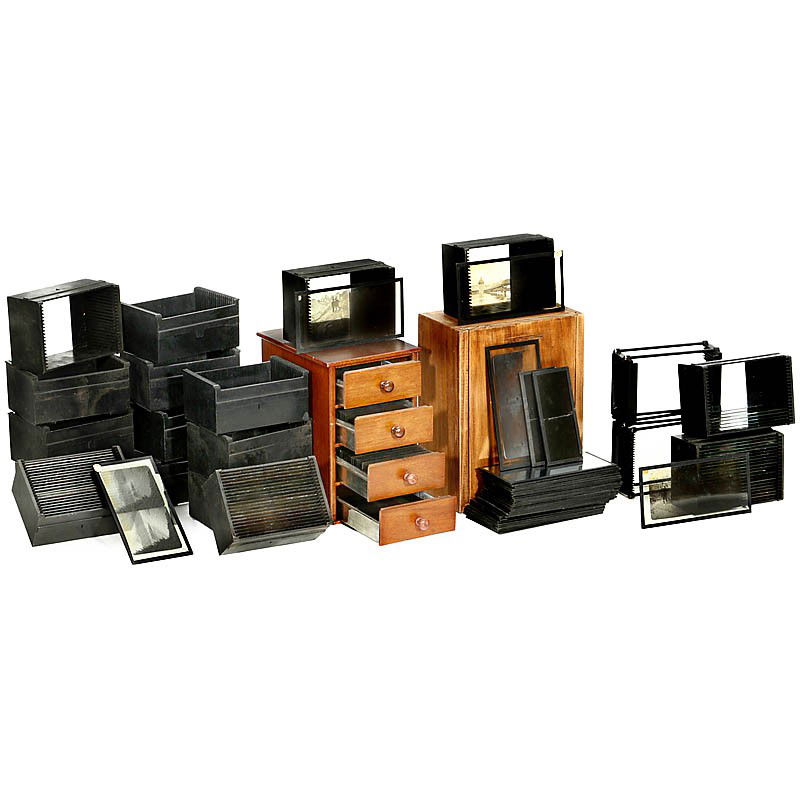 Lot Stereo Glass Slides and Magazines: Lot Stereo Glass Slides and Magazines 1) 2 "Metascope" magazines, 6 x 13 cm. - 2) 17 unmarked magazines, 6 x 13 cm. - 3) Approx. 60 glass slides, 6 x 13 cm, with family motifs. - 4) Small drawer cabin