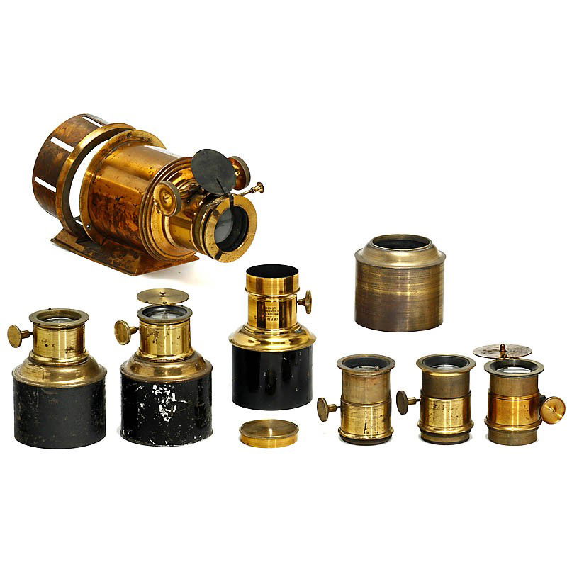 7 Brass Lenses for Magic Lanterns: 7 Brass Lenses for Magic Lanterns Various diameters: 1 1/2, 1 2/3 and 2 in. 7 Messing-Projektionsoptiken 7 frühe Messing-Projektionsoptiken für große Laterna Magicas. Selten als Einzelstücke zu fi