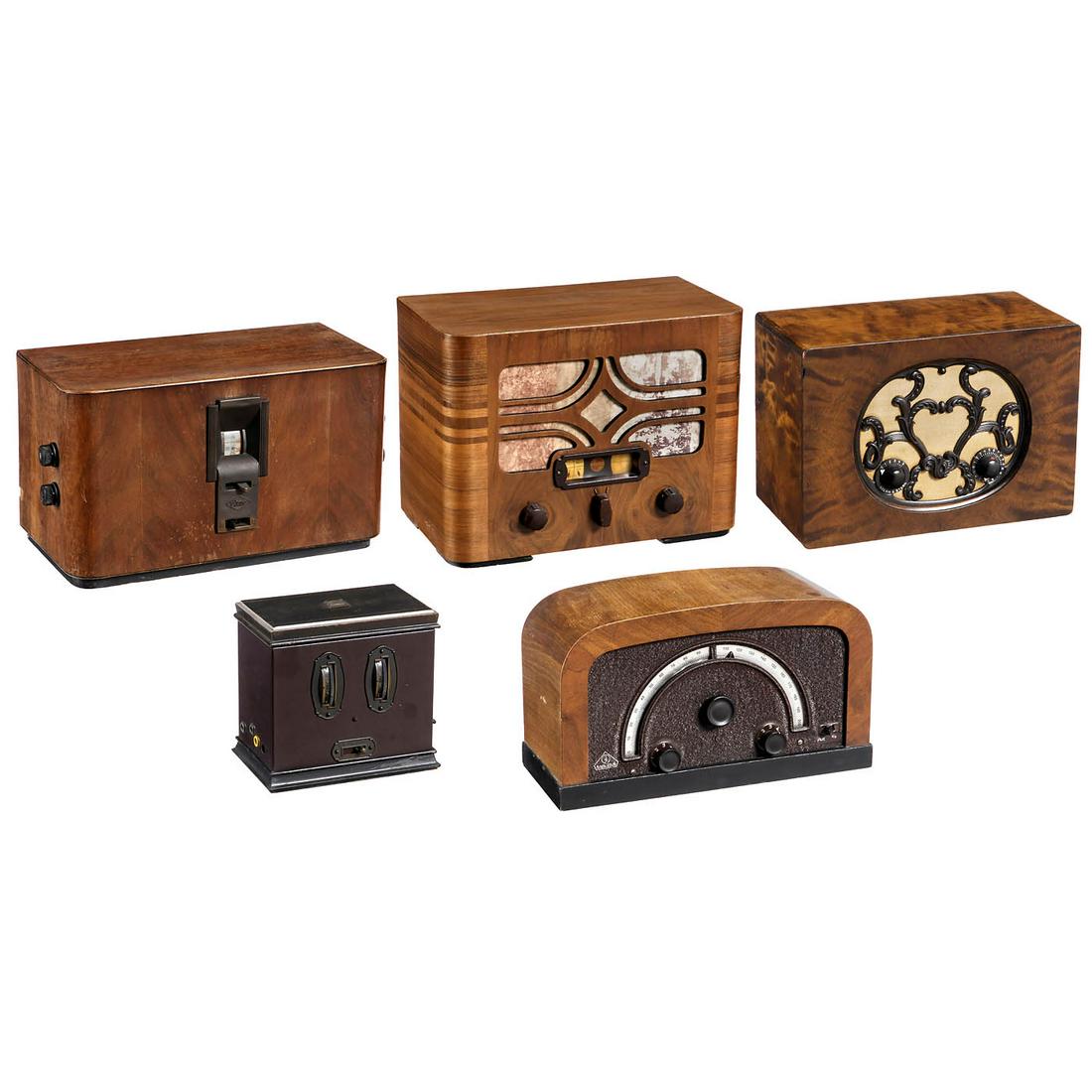 5 Radio Receivers: 5 Radio Receivers 1) Model Arcolette 3, c. 1928, 3 tubes, long wave and medium wave, battery-operated, for external speakers, metal case, bakelite lid. - 2) Philips Octode Super type 521A, 1934, Franc