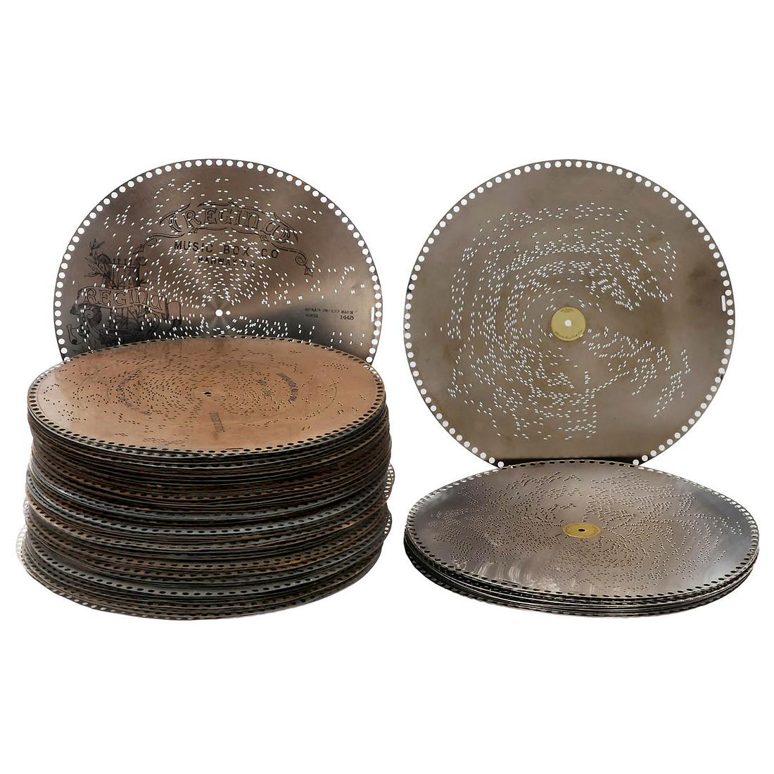 94 Regina 15 ¾ in. Discs: 94 Regina 15 ¾ in. Discs 1) 10 new discs by Hens Tooth Discs. - And: 2) 84 old discs in good condition. - Please see German title list. 94 Regina-Platten mit 39,8 cm Durchmesser, um 1900 1) 10 ne