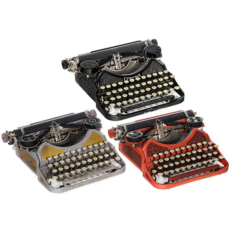 3 Colored "Smith Corona Mod. 4", c. 1932: 3 Colored "Smith Corona Mod. 4", c. 1932 Decorative collector's items! 3 farbige "Smith Corona Mod. 4", um 1932 4-reihige Reiseschreibmaschinen mit selteneren Farben: 1) "Rot". (3/5) - 2) "Lila". (3/2