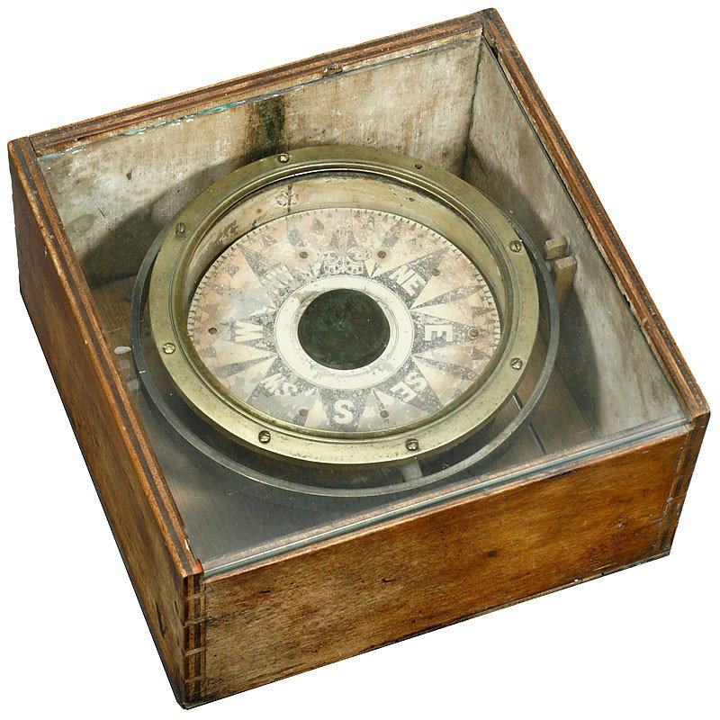 Ship Dry Compass, c. 1900: Ship Dry Compass, c. 1900 Unmarked, gimbal mounted, brass, Ø 9 in., working. Schiffstrockenkompaß, um 1900 Unbezeichnet, kardanische Aufhängung, Messing, Ø 23 cm, funktioniert.
