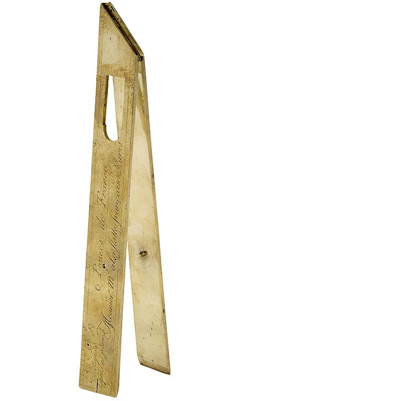 French Proportional Compass, 1780s: French Proportional Compass, 1780s Signed: "Meunier M. alaflotte française", Paris, brass, side length: 6 3/4 in. Französischer Artillerie-Zirkel, Ende 18. Jh. Signiert: "Meunier M. alaflotte franç
