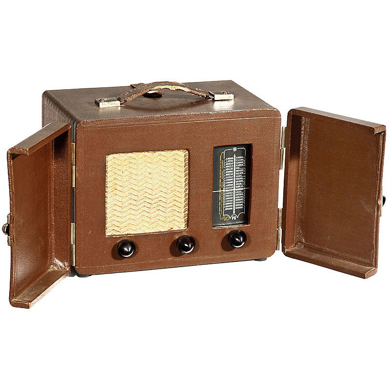 Casket Radio "Type Audax", 1935 : Casket Radio "Type Audax", 1935 Portable 5-valve receiver, 110 V, medium- and long-wave, front with doors. The radio does not correspond to the VDE regulations. Radio-Schatulle Typ Audax, 1935 Tragbar